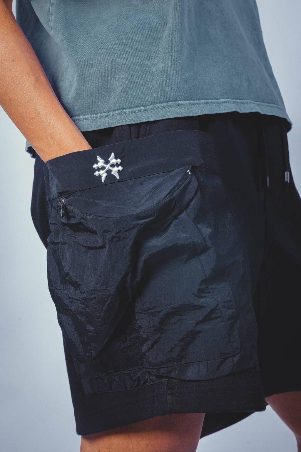 SHADE CARGO SHORTS BLACK UNISEX