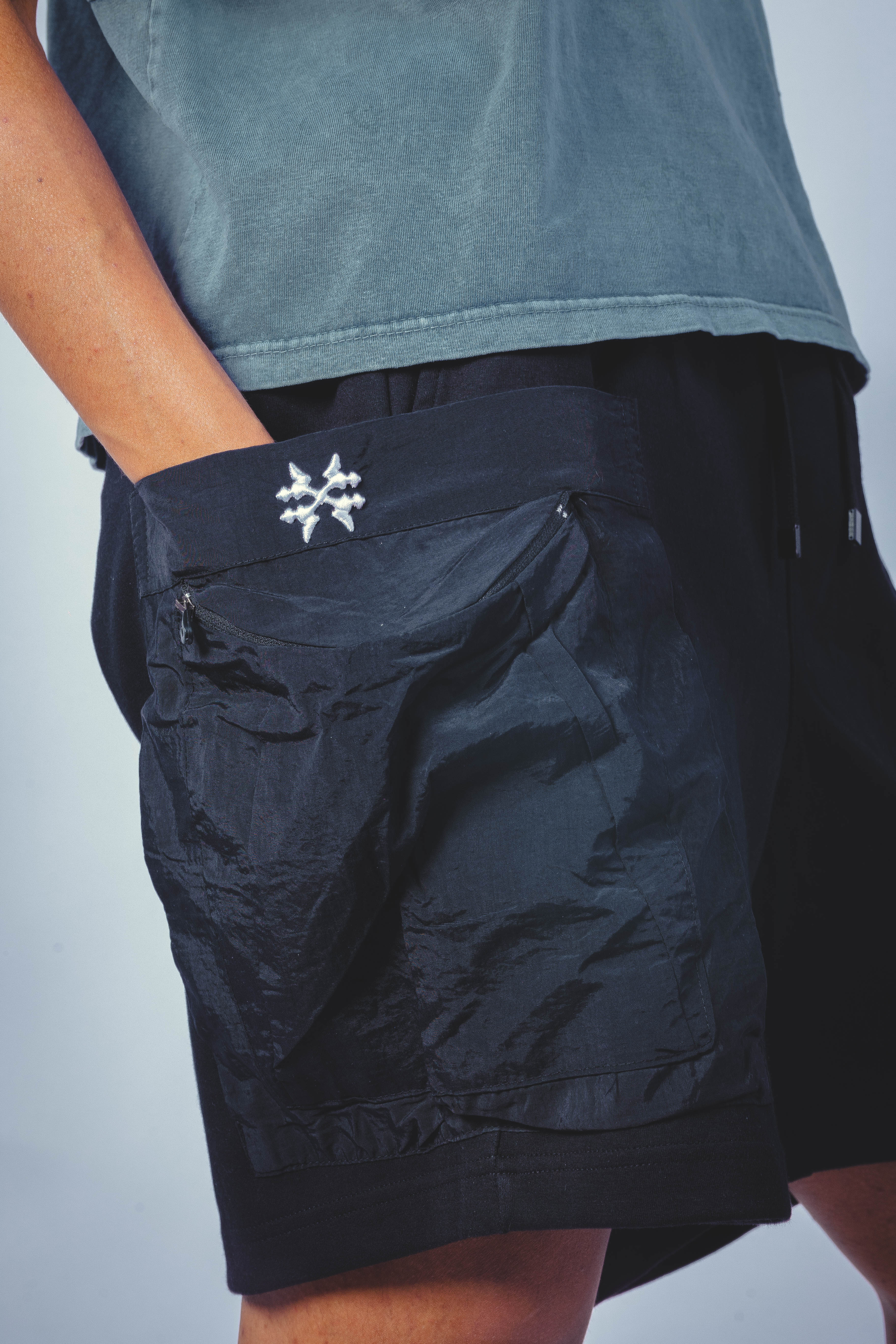SHADE CARGO SHORTS BLACK UNISEX